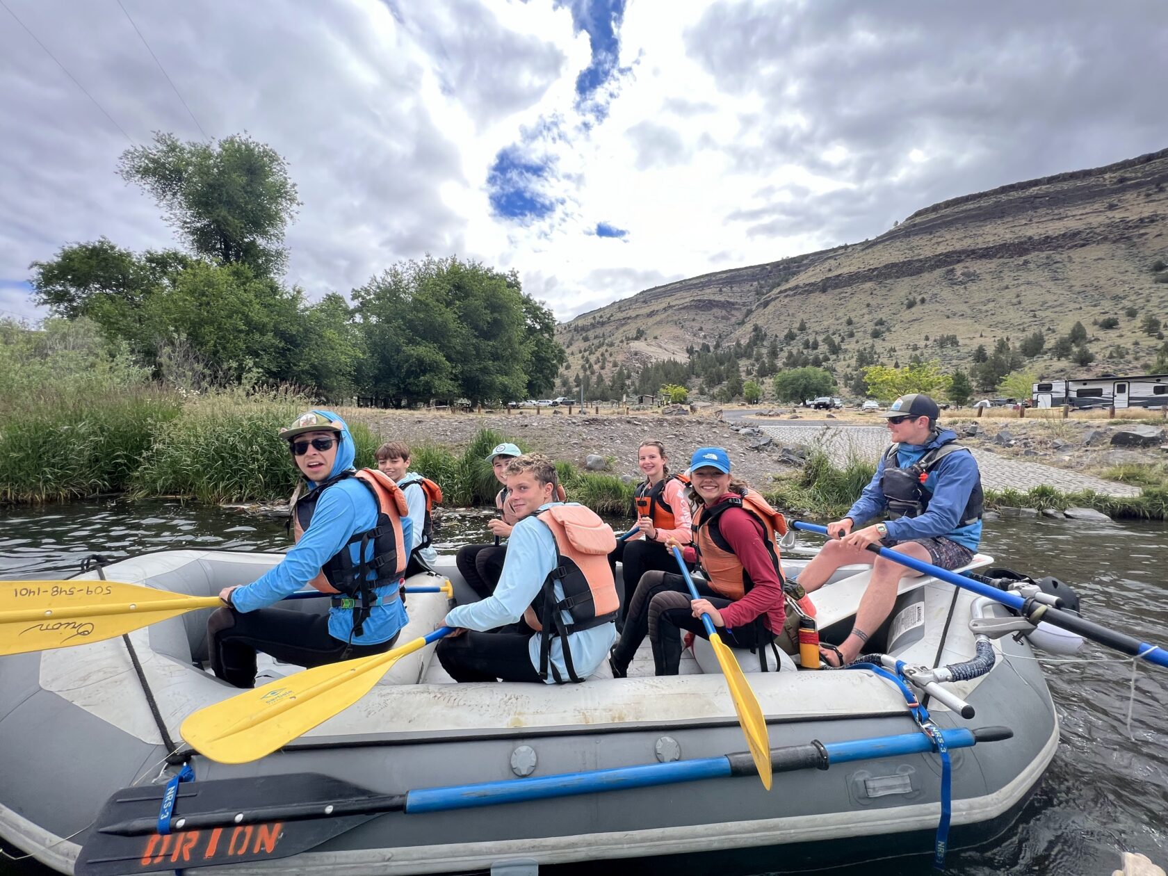 Students whitewater rafting in Oregon