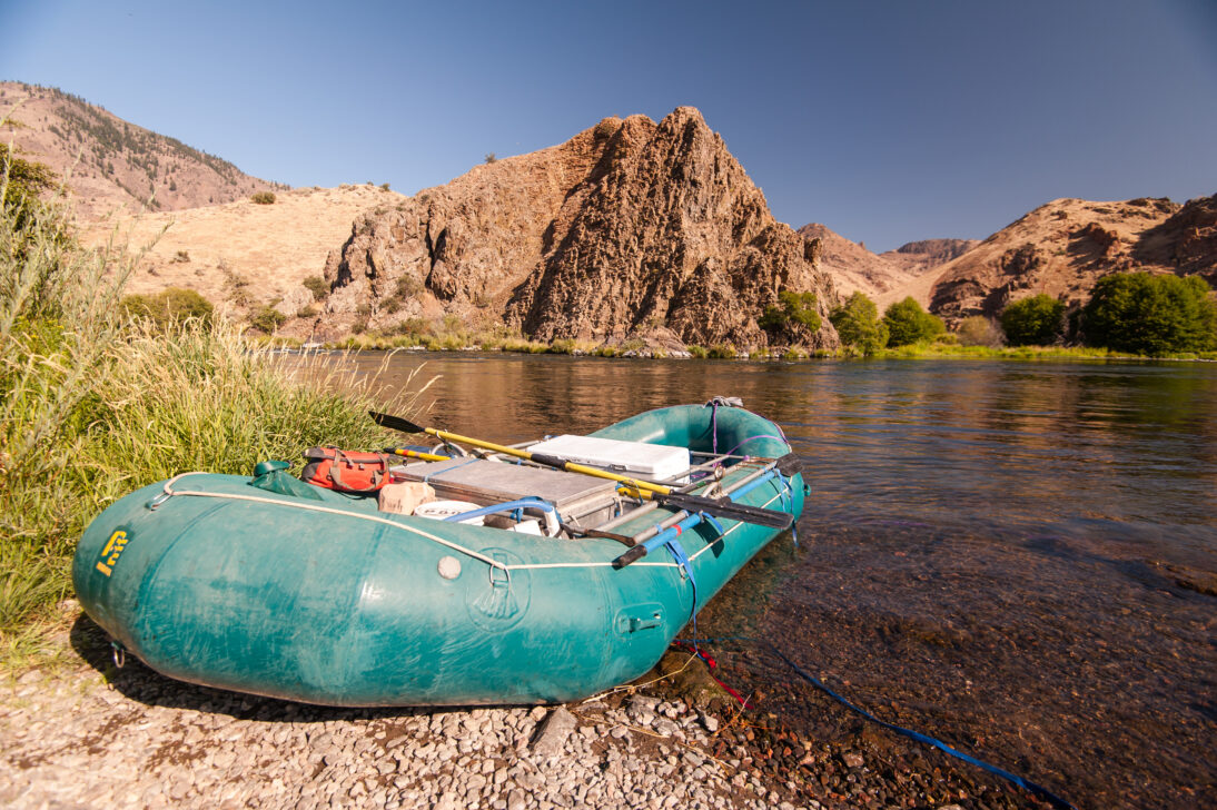 raft on the shores of the deschutes river