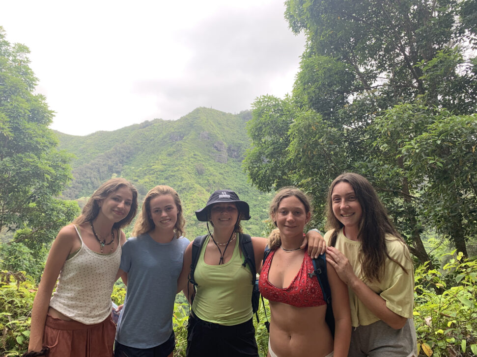 5 girls in hiking in hawaii